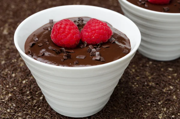 Mousse de chocolate con frambuesas frescas, primer plano — Foto de Stock