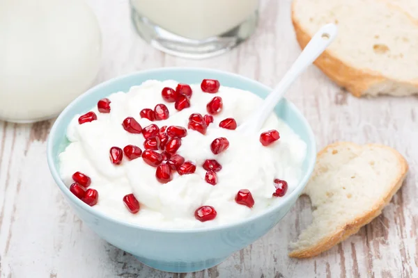 Hausgemachter Joghurt mit Granatapfel, Milch und Brot, von oben — Stockfoto