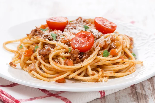 Italiensk pasta - spaghetti bolognese på en tallrik — Stockfoto