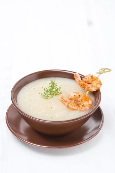 Soupe à la crème de pommes de terre avec crevettes glacées sur une brochette, verticale — Photo