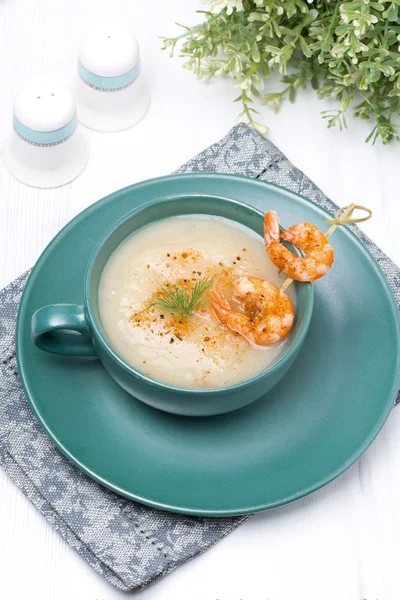 Potato cream soup with glazed shrimp on a skewer — Stock Photo, Image
