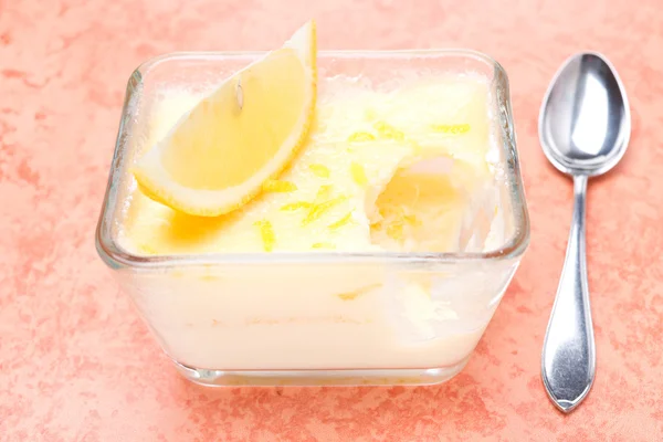 Soufflé de limón en forma de vidrio — Foto de Stock