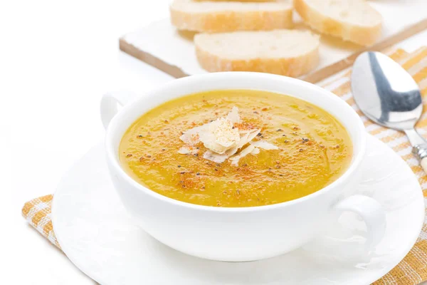 Soupe à la crème de lentilles jaunes avec des légumes dans un bol — Photo