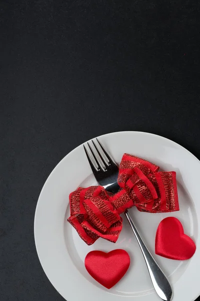 Ajuste de mesa festivo para el Día de San Valentín sobre fondo negro —  Fotos de Stock