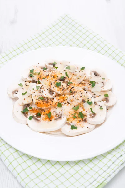 Salade van verse champignons met specerijen en kruiden — Stockfoto