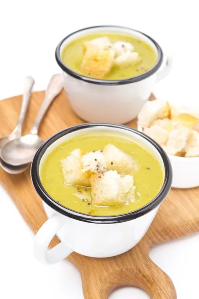Zucchini soup with croutons in a cups, isolated — Free Stock Photo