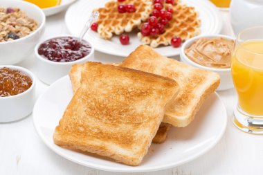 Continental Kahvaltı - kızarmış ekmek, reçel, fıstık ezmesi, meyve suyu