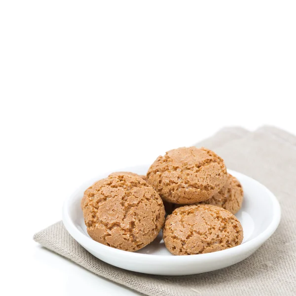 Biscotti kakor i en skål, isolerade — Stockfoto