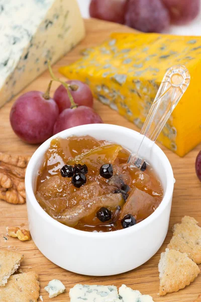 Confiture de pommes aux fromages à pâte molle, gros plan — Photo