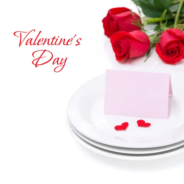 Открытка для поздравления на тарелке и розы на день святого Валентина — стоковое фото
