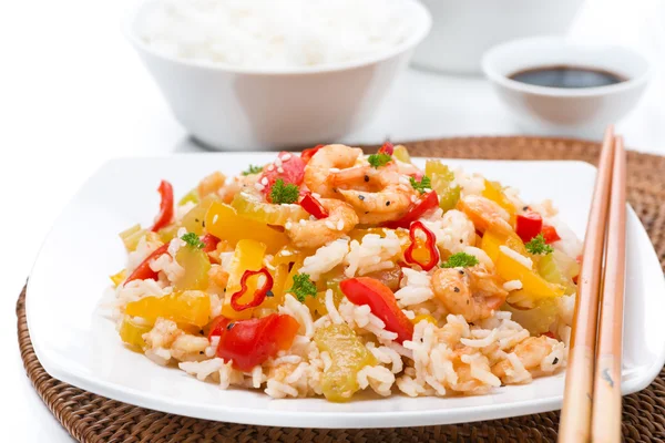 Comida chinesa - arroz branco com verduras e camarões em uma chapa — Fotografia de Stock