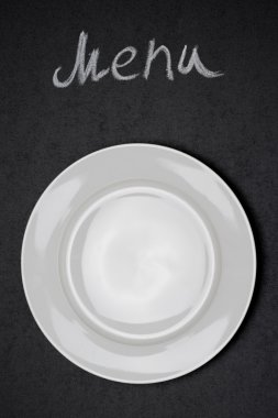 kara tahtaya tebeşir ve beyaz plaka ile yazılmış Menü başlığı