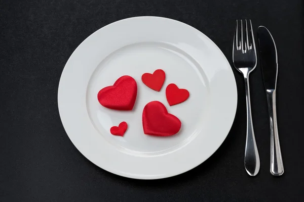 Cenário de mesa festiva com corações vermelhos — Fotografia de Stock