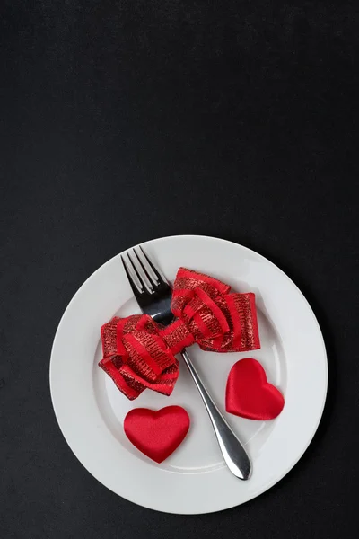 Ajuste de mesa festivo para el Día de San Valentín sobre fondo negro —  Fotos de Stock