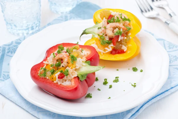 Färgglada paprika fyllda med ris och räkor, horisontell — Stockfoto