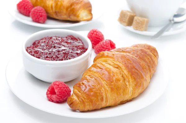 Frisches Croissant, Himbeere und Marmelade zum Frühstück — Stockfoto