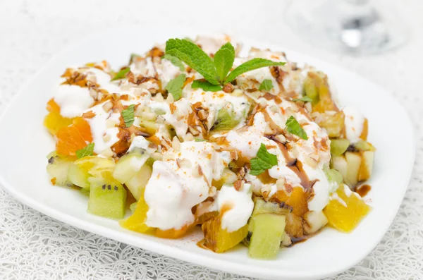 Salada de frutas com nozes, iogurte e hortelã decorados com iogurte — Fotografia de Stock