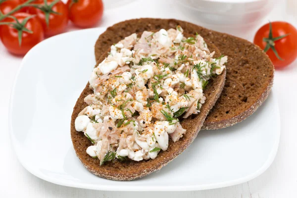 Rye bread with tuna, homemade cheese and dill — Stock Photo, Image