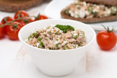 pate ile tuna, ev yapımı peynir ve otlar