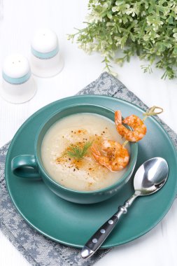 burgonya krémleves üvegezett garnélarák a nyárson, felülnézet