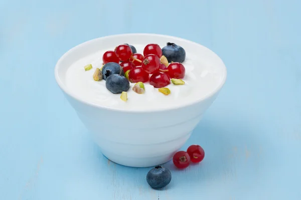 Iogurte doce fresco com bagas e pistache em uma tigela — Fotografia de Stock