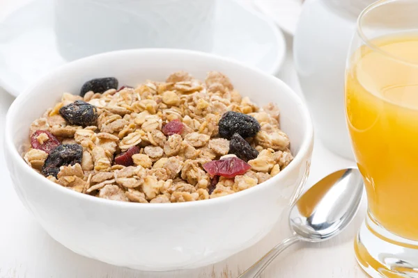 Muesli y zumo de naranja para el desayuno — Foto de Stock