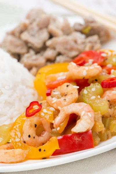 Reis, Huhn und Gemüse mit Garnelen, Nahaufnahme — Stockfoto