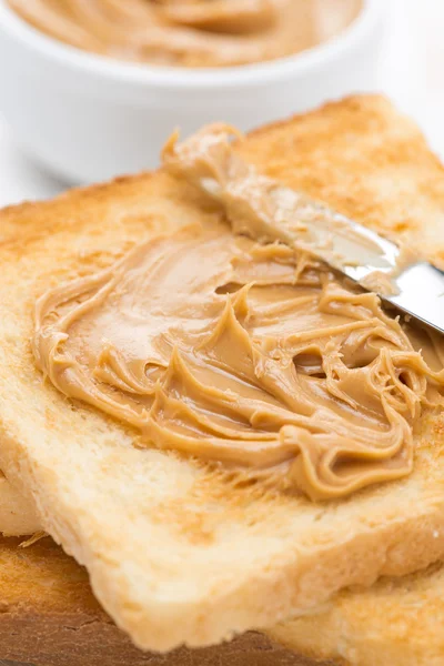 Toast met pindakaas, close-up — Stockfoto