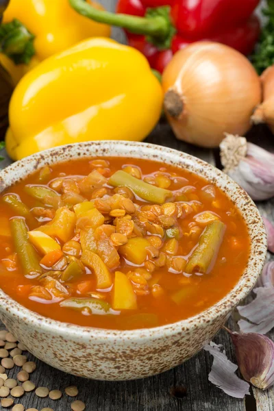 Minestra di pomodoro con lenticchie e verdure, primo piano — Foto Stock