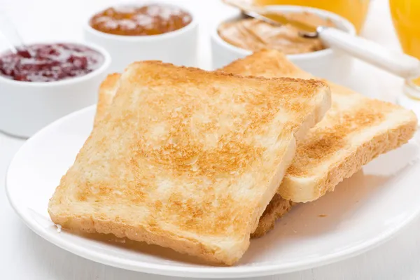 Toast s různými džemy a arašídové máslo — Stock fotografie