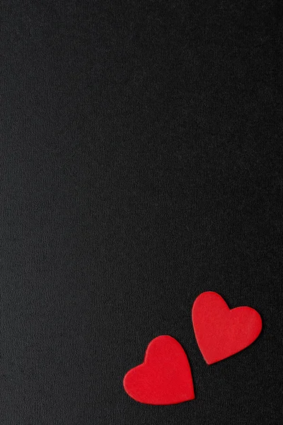 Två röda trä hjärtan på en svart bakgrund — Stockfoto