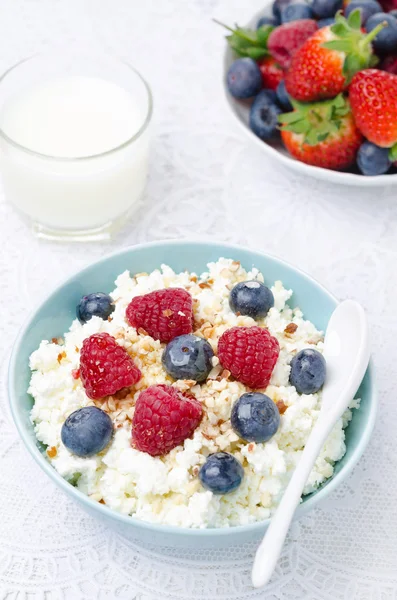 Skål med keso med bär, honung och mutter till frukost — Stockfoto