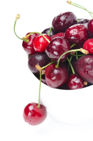 Tigela de cerejas frescas em um fundo branco, foco seletivo — Fotografia de Stock