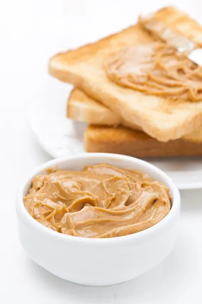 Tazón de mantequilla de maní y tostadas crujientes —  Fotos de Stock