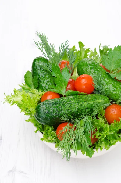 Tazón con verduras frescas y hierbas para ensalada vertical de cerca —  Fotos de Stock