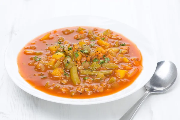 Tomatensoep met groene linzen en groenten — Stockfoto