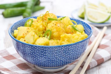 Limonlu sebze körisi, biber ve nane, yakın plan.