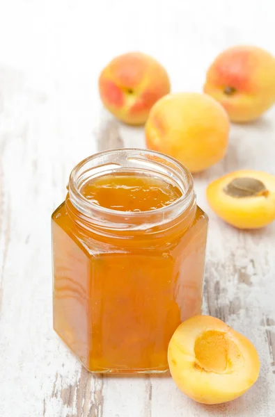 Aprikosenkonfitüre im Glas und frische Aprikosen — Stockfoto