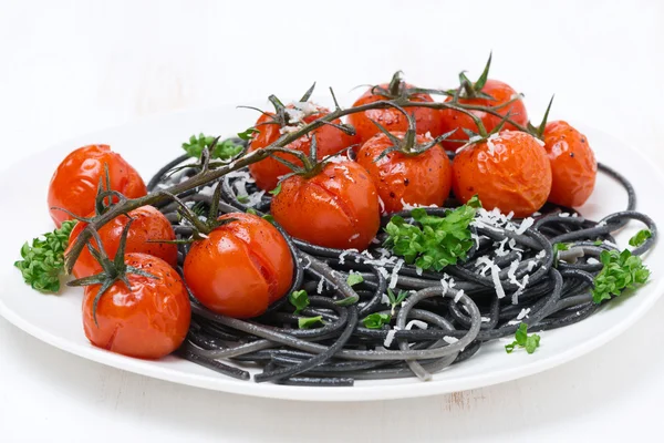 Чорна спагетті з запеченими помідорами та петрушкою, крупним планом — стокове фото
