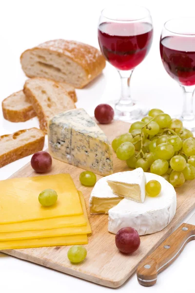 Ostbricka, vindruvor, bröd och två glas rött vin — Stockfoto