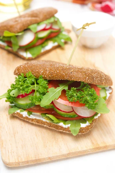 Healthy food - sandwich with cottage cheese, greens, vegetables — Stock Photo, Image