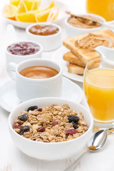 Muesli, koffie, jam, toast, jus d'orange en pindakaas — Stockfoto