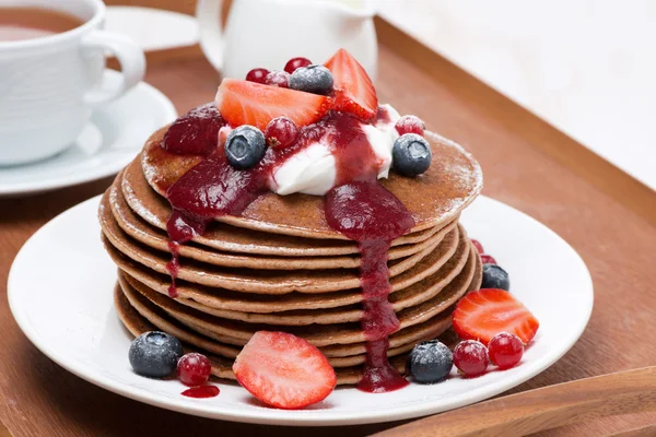 Panqueques con crema, salsa de frutas y bayas frescas — Foto de Stock