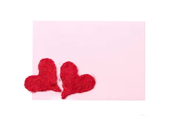 Ροζ κάρτα για συγχαρητήρια με κόκκινες καρδιές, απομονωμένη — Φωτογραφία Αρχείου