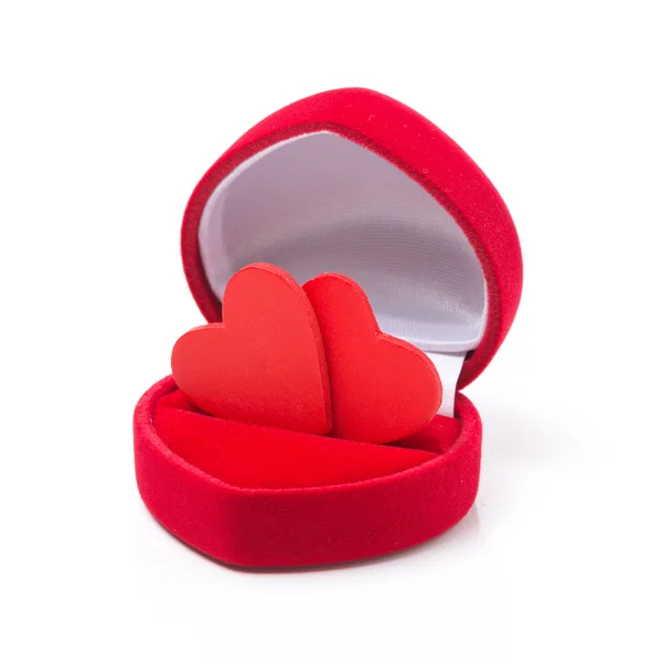 Dos corazones rojos en una caja para anillos, concepto, aislado — Foto de Stock