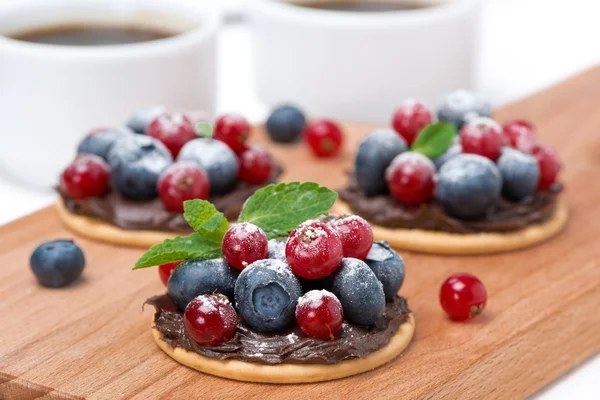 Торт з шоколадним кремом і ягодами на дерев'яній дошці — стокове фото