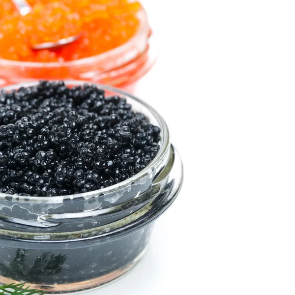 Caviale nero e rosso in un vaso di vetro, isolato — Foto Stock