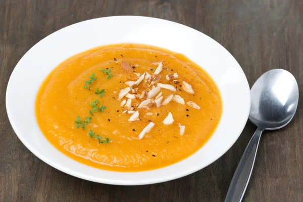 Морквяний суп з мигдалем і кресовим салатом, крупним планом — стокове фото