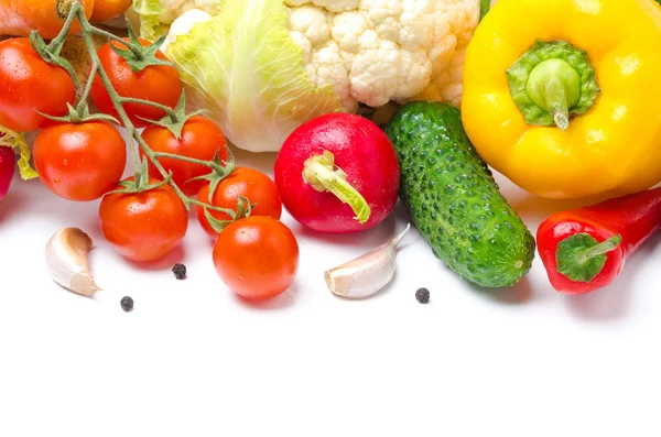 收获的季节蔬菜在白色背景上 — 图库照片