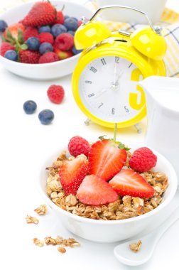 Kahvaltı granola, taze meyve, süt, sarı alarm saat